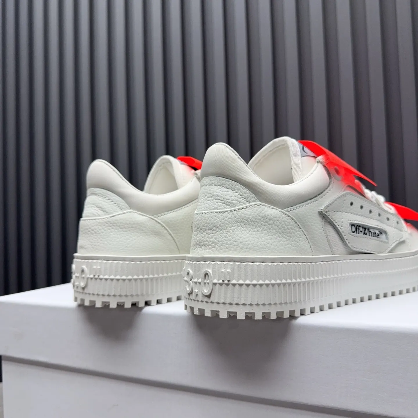 Men's shoes💰680 OFF WHITE ⚡️Couple style⚡️The latest spring style street casual shoes, released with the highest quality version on the market👊Series original mold opening, original lasting, production technology 1:1 original version➰🔜The best choice for more and more celebrities and Internet celebrities🔸In the classics Changes in the code🔸Innovate in the trend🔸Strive to break away from the shackles of bad street design🔝Although he is not the originator of fashion design, he is definitely a shining dark horse in avant-garde design🐴🆙Do not follow the trend🔅Not universal beauty🔅 Fabric💯First-layer cowhide Lining💯Imported skin-friendly and environmentally friendly polyester mesh Foot pads💯Original molded high-elastic environmentally friendly molding pads Midsole💯Made with original last-last technology Outsole💯Rubber outsole Packaging💯Official website synchronizes full set of packaging (brand wrapping paper, brand certificate, brand cloth bag) Code numbers 35-44, 45 46 Customized